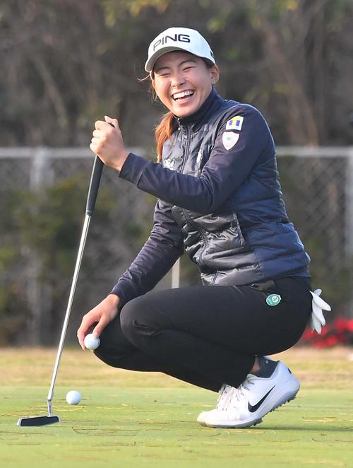 ホールアウト後、パッティング練習場で笑顔を見せる渋野（撮影・上田博志）