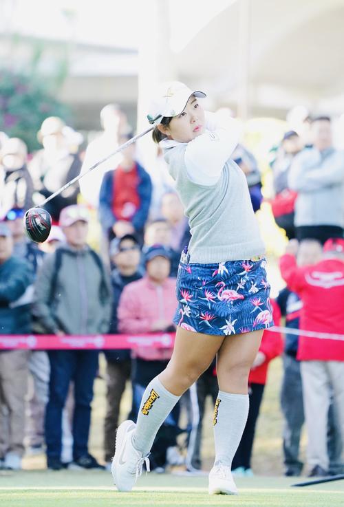 リコーカップ 第2日　1番、ティーショットを放つ浅井咲希（撮影・横山健太）
