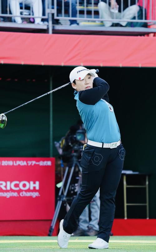 リコーカップ 第2日　1番、ティーショットを放つ申ジエ（撮影・横山健太）