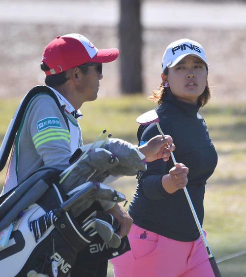 4番、パターを手にグリーンへと歩く鈴木愛（撮影・上田博志）