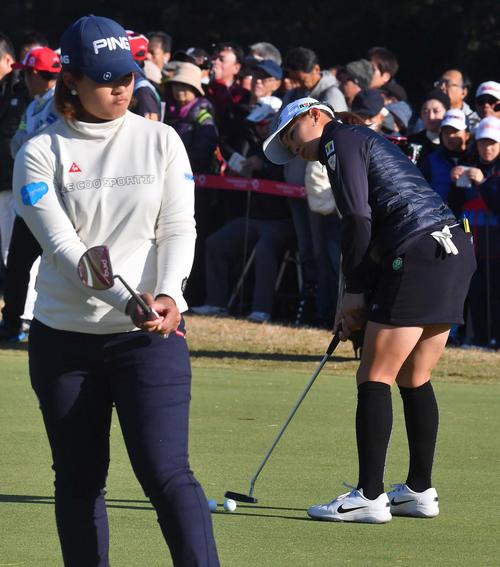 スタート前にパッティング練習をする渋野日向子（右）と鈴木愛（撮影・上田博志）