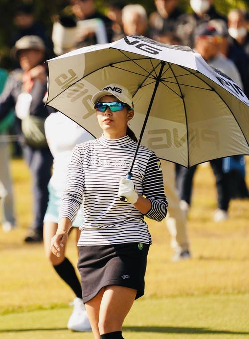 第3日、3番　傘をさす渋野日向子（撮影・横山健太）