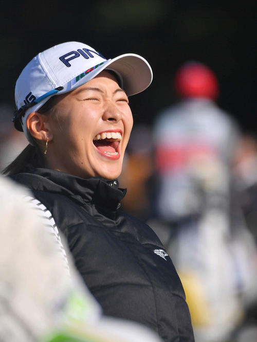 スタート前にリラックスした笑顔を見せる渋野日向子（右）と鈴木愛（撮影・上田博志）