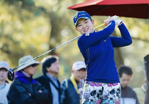 リコーカップ 第3日 1番、笑顔の浅井咲希（撮影・横山健太）