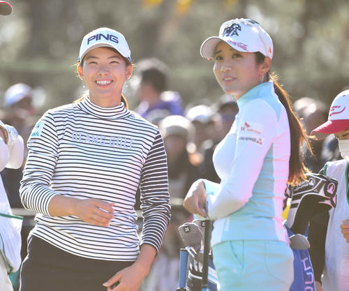 16番、ティーグラウンドでイ・ボミ（右）と談笑する渋野日向子（撮影・上田博志）