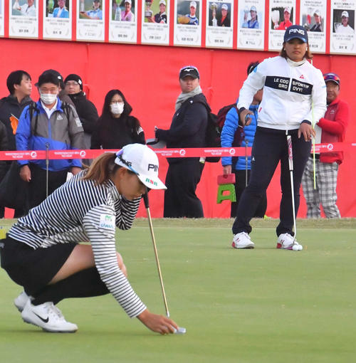 ホールアウト後、パッティング練習をする渋野日向子に視線を送る鈴木愛（撮影・上田博志）