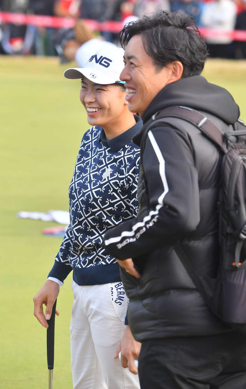 練習場で笑顔を見せる渋野日向子（左）と青木翔コーチ（撮影・上田博志）