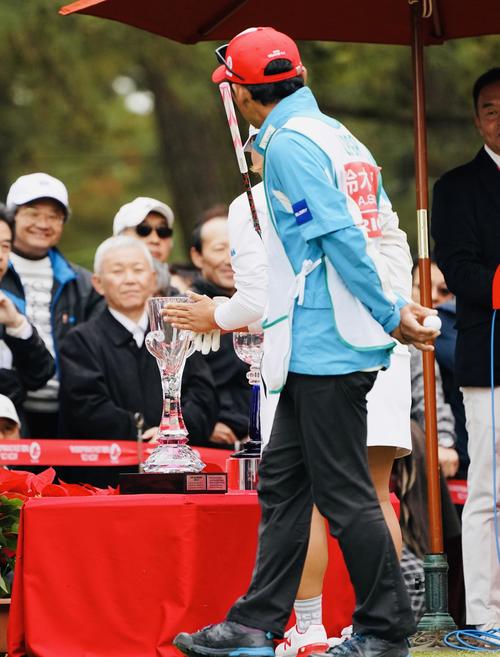 リコーカップ 第4日 1番、スタート前にトロフィーをこする鈴木愛（撮影・横山健太）