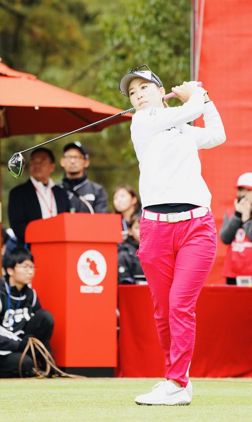 リコーカップ 第4日 1番、ティーショットを放つ上田桃子（撮影・横山健太）