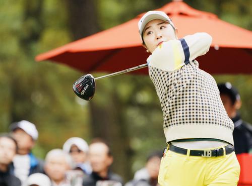 リコーカップ 第4日 1番、ティーショットを放つ比嘉真美子（撮影・横山健太）