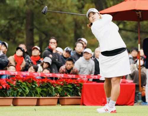 リコーカップ　最終日　1番、ティーショットを放つ鈴木愛（撮影・横山健太）