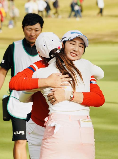 優勝を果たし、イ・ボミ（手前）と抱き合うぺ・ソンウ（撮影・横山健太）