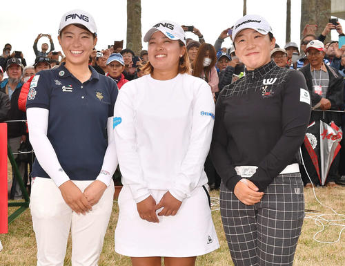 賞金女王を争った左から渋野日向子、鈴木愛、申ジエ（撮影・上田博志）