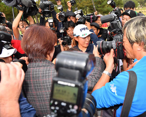 報道陣に囲まれる渋野日向子（中央）と鈴木愛（左）（撮影・上田博志）