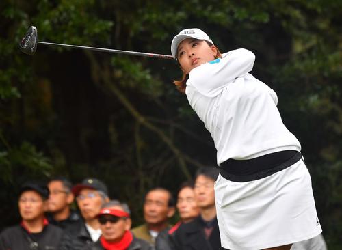 2番、ティーショットを放つ鈴木愛（撮影・上田博志）