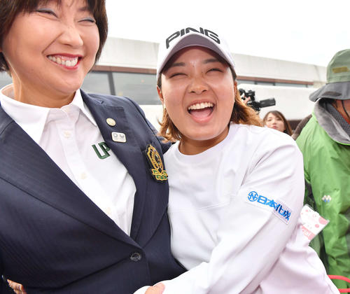 賞金女王に輝き小林LPGA会長（左）と抱き合い笑顔を見せる鈴木（撮影・上田博志）