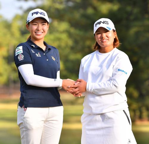 握手を交わす賞金女王の鈴木（右）と2位の渋野（撮影・上田博志）
