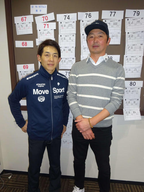 今年初の競技ゴルフを楽しんだ幸英明騎手（左）と相方の京海健一（撮影・加藤裕一）
