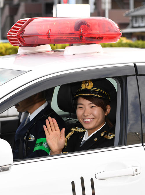 啓発活動のためパトカーで出発する渋野日向子（撮影・前岡正明）