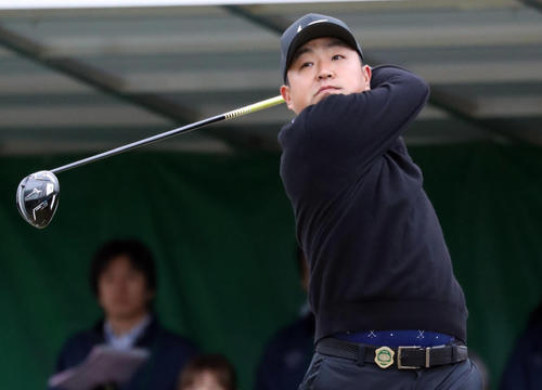 1番、ティーショットを放つ時松（撮影・狩俣裕三）