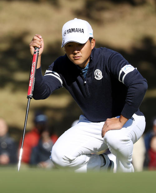 3番、グリーンを読む今平（撮影・狩俣裕三）