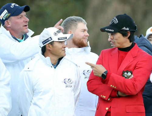 表彰式で賞金王の今平（中央）と談笑する優勝した石川（右）。左はS・ノリス（撮影・狩俣裕三）