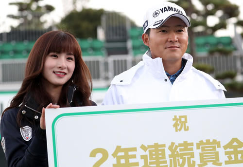 表彰式後、婚約者の若松菜々恵さん（左）と記念撮影をする今平（撮影・狩俣裕三）