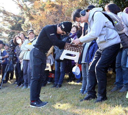 12番、打球の当たった男性に謝り、握手をする石川（左）（撮影・狩俣裕三）