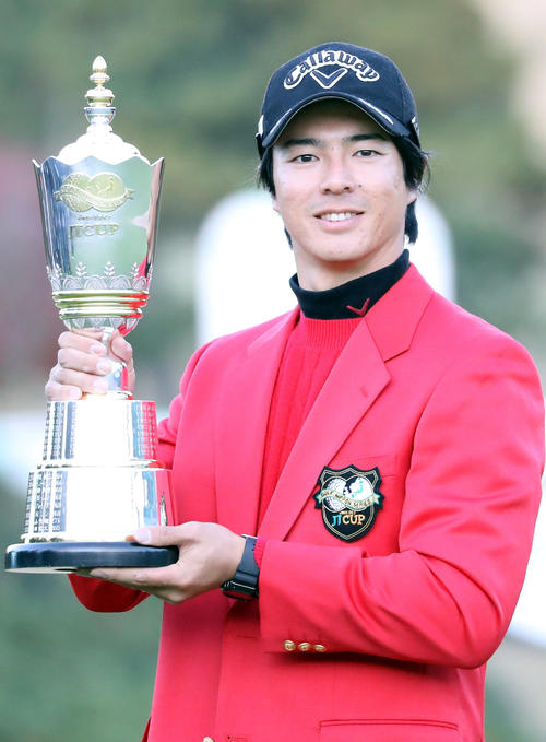 表彰式で優勝杯を手に笑顔を見せる石川（撮影・狩俣裕三）
