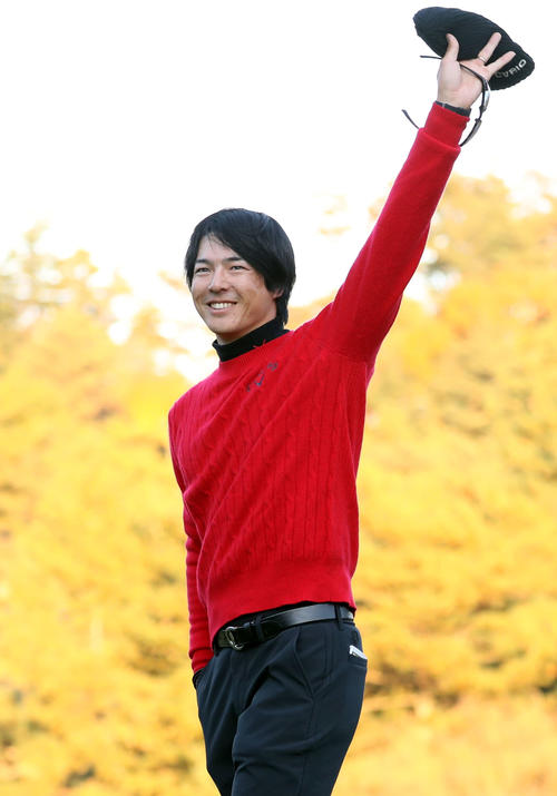 ケネディーとの3度目のプレーオフを制し、優勝した石川はギャラリーの大声援に応える（撮影・狩俣裕三）