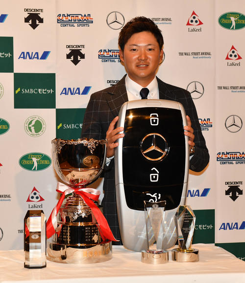 JGTO年間表彰式で、今平周吾はMVP賞、メルセデス・ベンツトータルポントランキング賞など受賞した（撮影・柴田隆二）