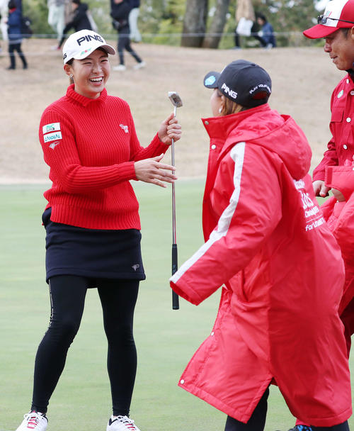 1st・1番、バーディーを決め鈴木（右）に笑顔を見せる渋野（撮影・鈴木正人）