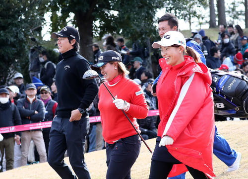 2nd・2番、ティーショット後、移動する、左から石川、鈴木、渋野（撮影・鈴木正人）