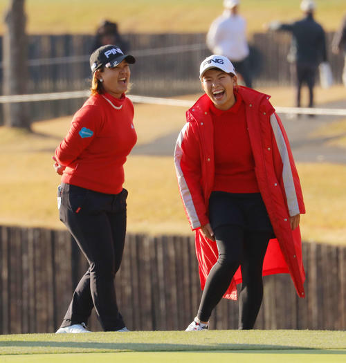 2nd・7番、笑顔の鈴木（左）と渋野（撮影・河田真司）