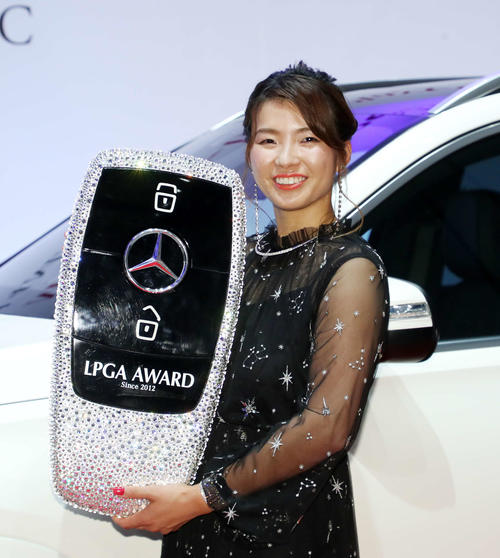 年間最優秀選手賞の賞品メルセデス・ベンツの前で写真に納まる渋野（撮影・鈴木正人）