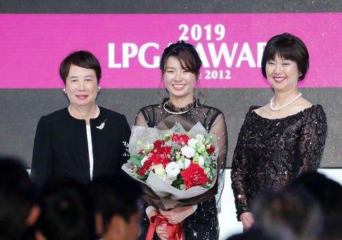 LPGA輝き賞を受賞し写真に納まる、左から樋口顧問、渋野、小林会長（撮影・鈴木正人）