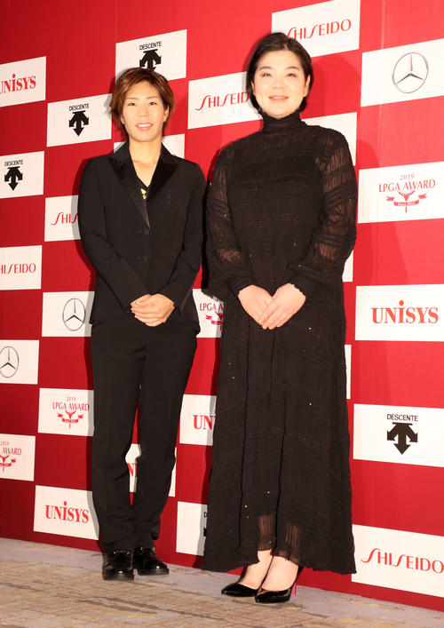 ドレスアップし笑顔を見せる穴井（左）とイ・ミニョン（撮影・鈴木正人）