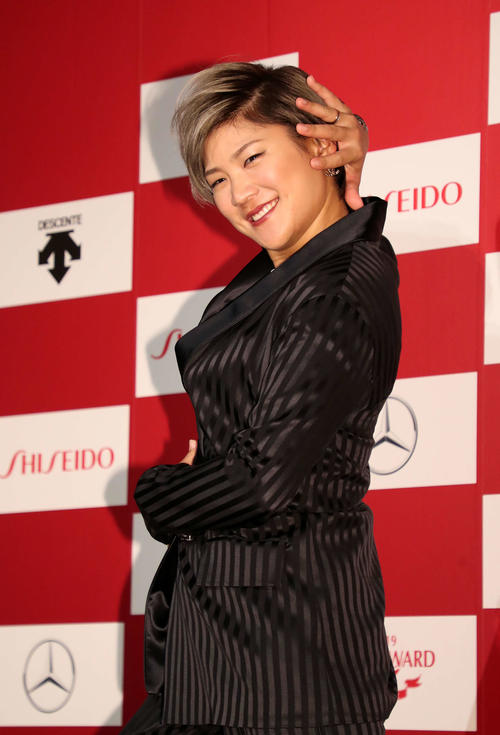 ドレスアップし笑顔を見せる成田（撮影・鈴木正人）