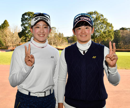 女子高校の部で優勝した双子の姉・岩井明愛（右）と5位の妹・千怜（撮影・柴田隆二）