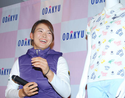 「小田急百貨店×ビームスゴルフ渋野日向子プロトークショー」に臨んだ渋野（撮影・河田真司）