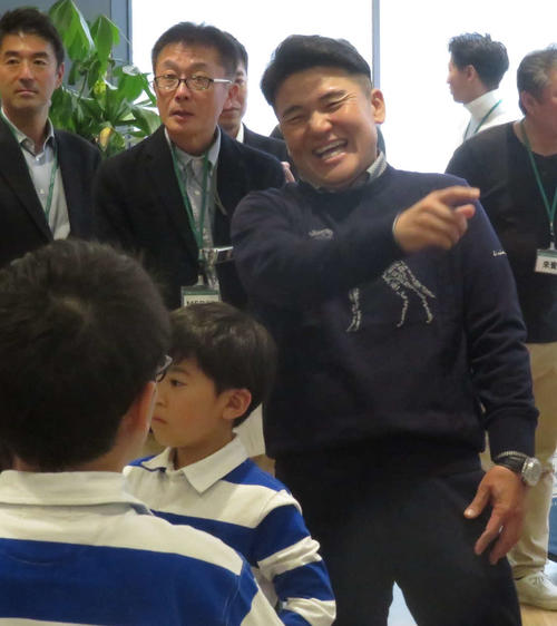イベントに参加した小学生と交流し、笑顔を見せる丸山
