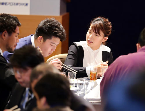 報知プロスポーツ大賞授賞式で渋野（右）は村上宗（左）らと談笑する（撮影・浅見桂子）