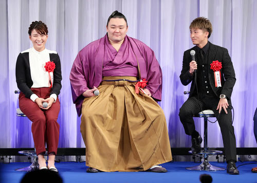 報知プロスポーツ大賞授賞式で笑顔を見せる、左から渋野、朝乃山、井上尚（撮影・浅見桂子）