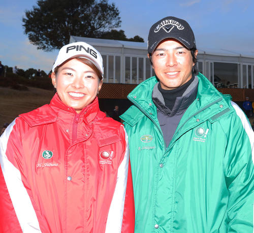 渋野日向子（左）と石川遼（2019年12月15日撮影）　