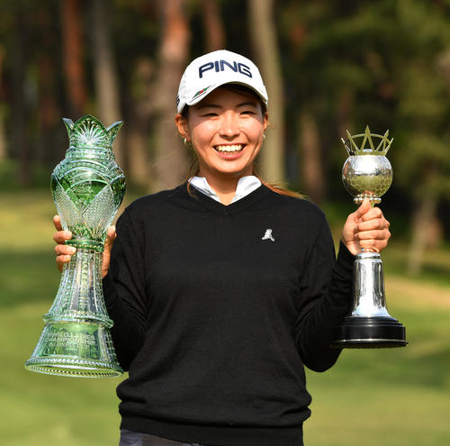 笑顔で優勝杯を掲げる渋野（撮影・柴田隆二、2019年5月12日）