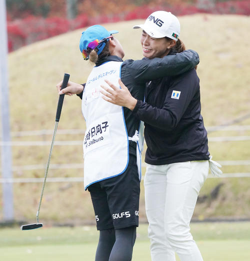 11月24日、大王製紙エリエール・レディース優勝が決まり練習グリーンで涙をみせる渋野日向子（右）