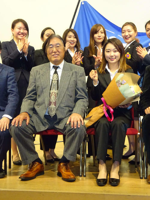 大手前大でプロデビュー激励会に出席した同大1年の安田祐香（右）と同大ゴルフ部総監督の坂田信弘プロ（左、撮影・加藤裕一）