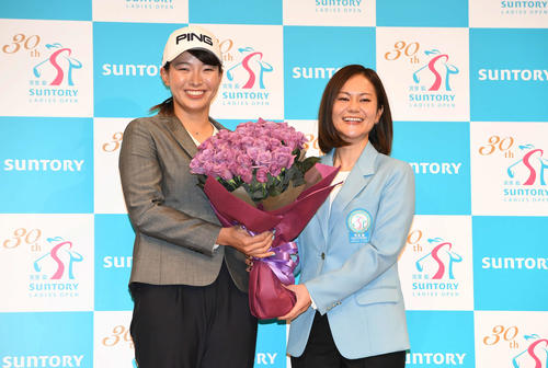 サントリー所属となった渋野（左）は宮里アンバサダーから青いバラの花束をプレゼントされて笑顔を見せる（撮影・山崎安昭）