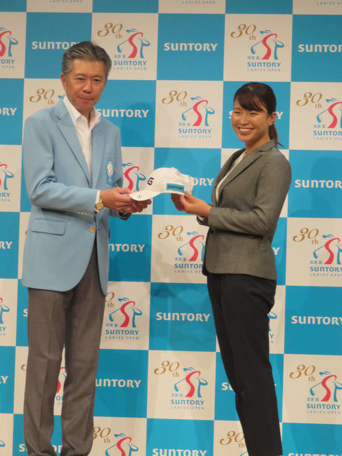 サントリーと所属契約を交わした渋野日向子は、同社の鳥井信宏副社長よりキャップを受け取る