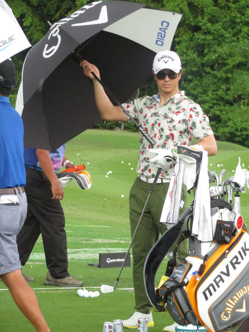練習の途中で雨が降り、傘を差す石川（撮影・高田文太）